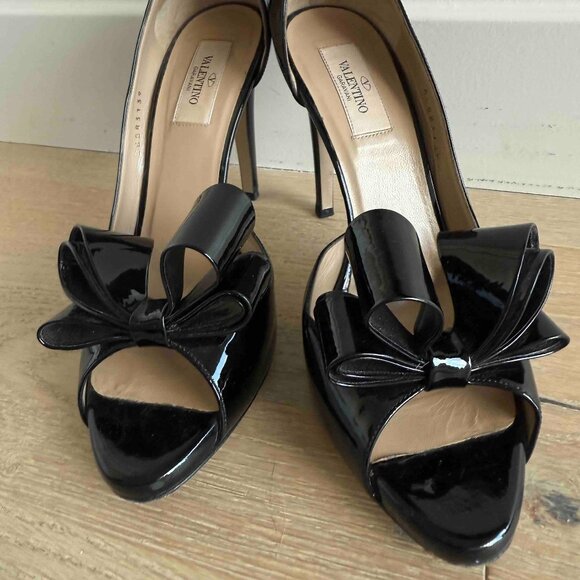 Valentino Garavani Black Patent Platform Peep Toe Bow Pumps - Picture 1 of 8